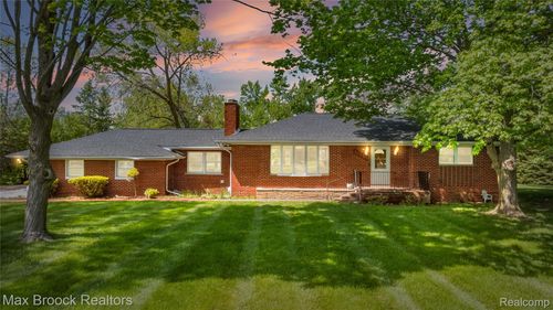 30025 Vernon Dr, Southfield, MI, 48076-5275 | Card Image