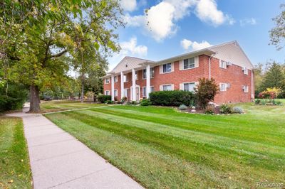 101 - 24111 Meridian Road, Condo with 2 bedrooms, 1 bathrooms and null parking in Grosse Ile Twp MI | Image 2