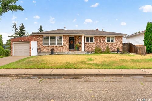 1026 James St, Moose Jaw, SK, S6H3H7 | Card Image