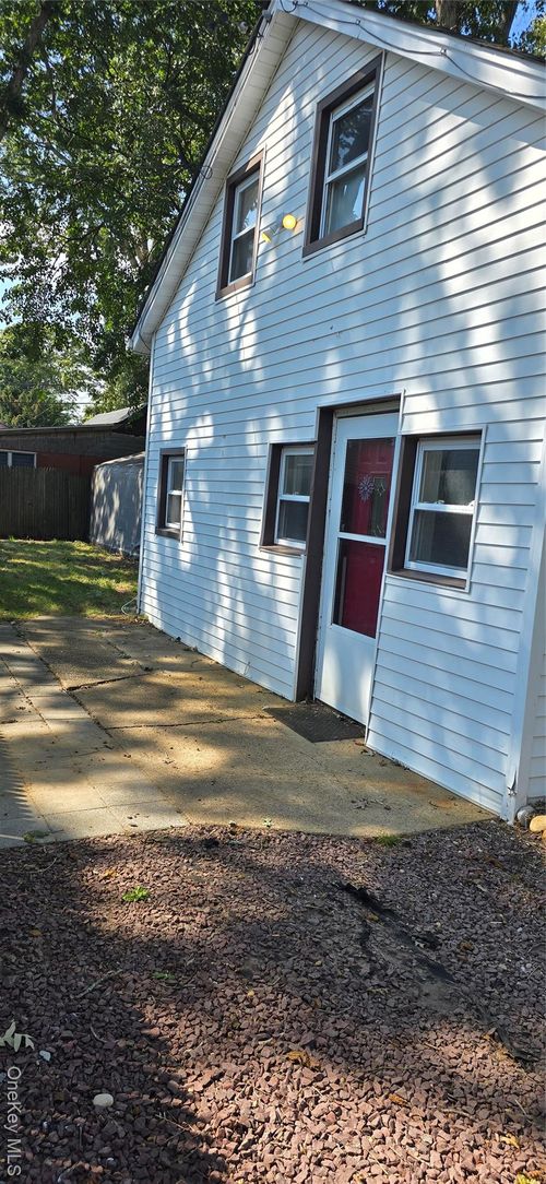 84 Pleasure Ave, Ronkonkoma, NY, 11779-4257 | Card Image