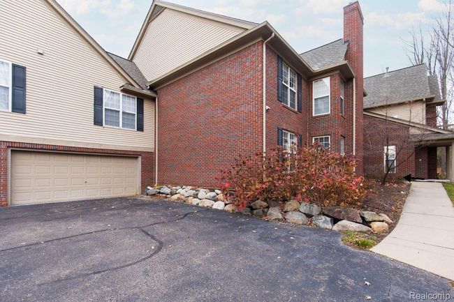 28460 Carlton Way Dr, Condo with 2 bedrooms, 2 bathrooms and null parking in Novi MI | Image 4