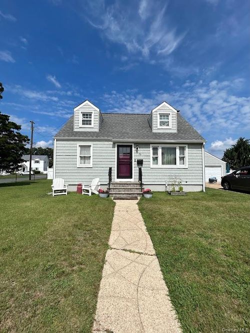 76 Idaho St, Lindenhurst, NY, 11757-5212 | Card Image