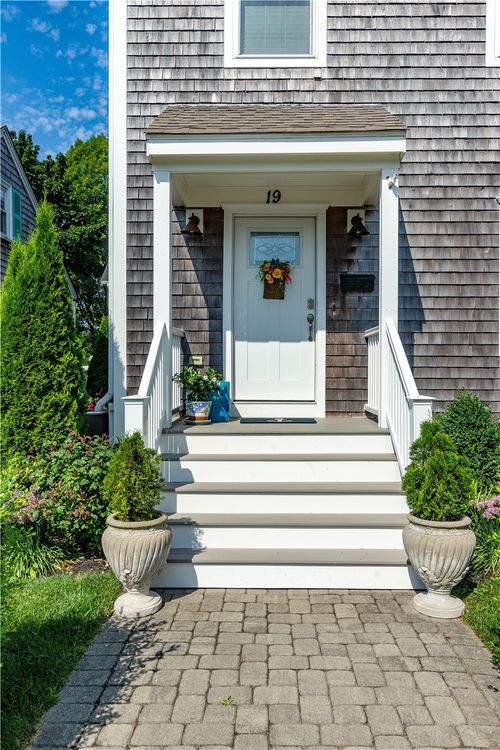 19 Eustis Ave, Newport, RI, 02840-2304 | Card Image
