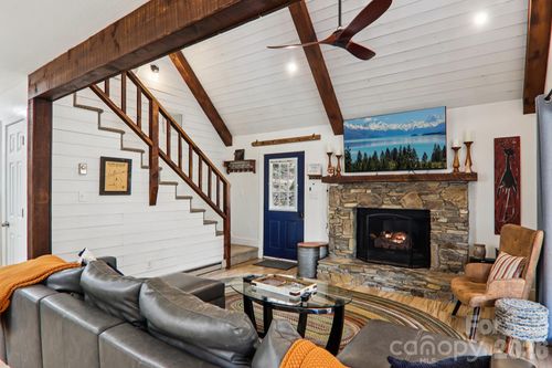 33 Fernbrook Rd, Maggie Valley, NC, 28751-9689 | Card Image