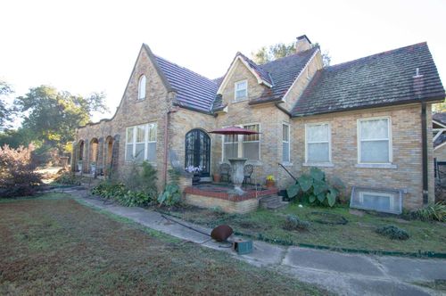 819 W Front St, Lonoke, AR, 72086-3026 | Card Image