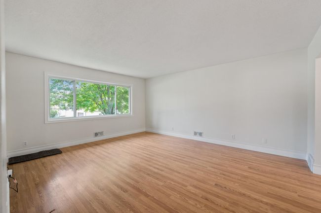 Large Living Room | Image 6