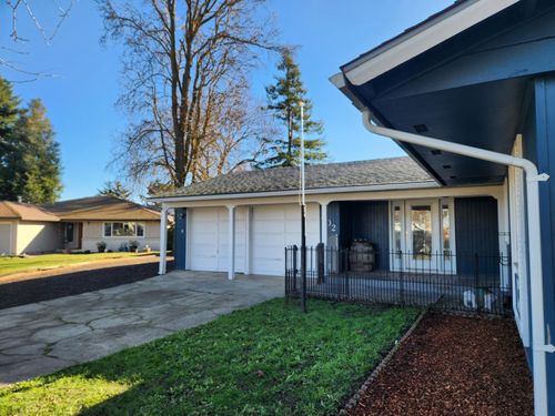 402 Emerald Cir, Medford, OR, 97501-1593 | Card Image