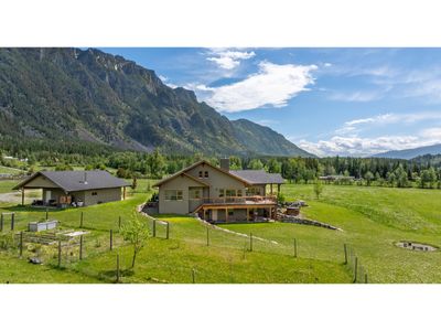 4720 36 St, House other with 5 bedrooms, 4 bathrooms and 2 parking in Canyon BC | Image 2