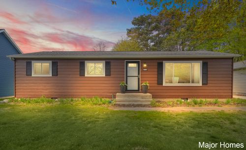 1015 Vogel St, Ludington, MI, 49431-1368 | Card Image