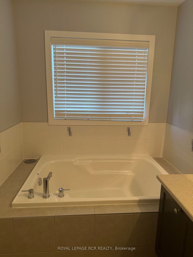 17 Ledger Point Cres, House attached with 3 bedrooms, 3 bathrooms and 2 parking in Brampton ON | Image 10