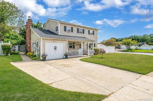 3 Knollwood Ct, Holbrook, NY, 11741-3707 | Card Image