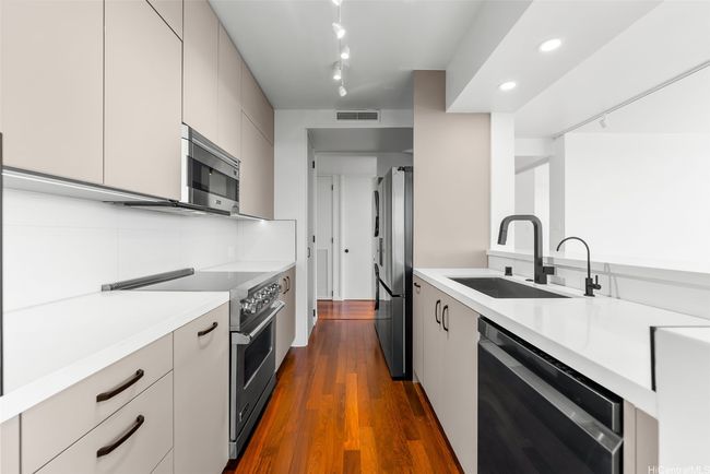 Notice the Viking and new LG stainless steel appliances w/water filtration system. New quartz counters & SmartCucina Italian cabinets give this kitchen an elegant look... | Image 7