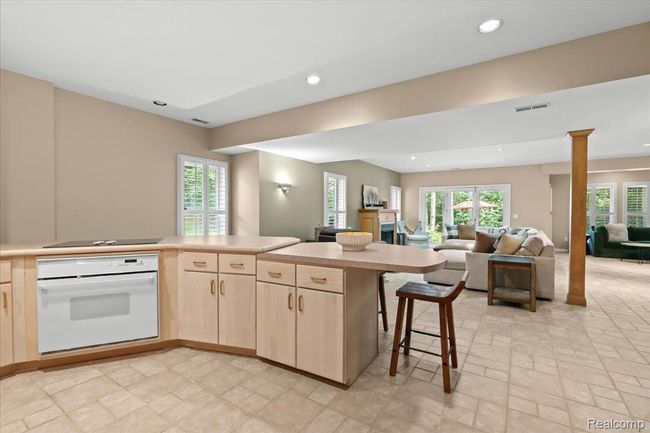 Full kitchen with refrigerator, oven and cooktop. | Image 37