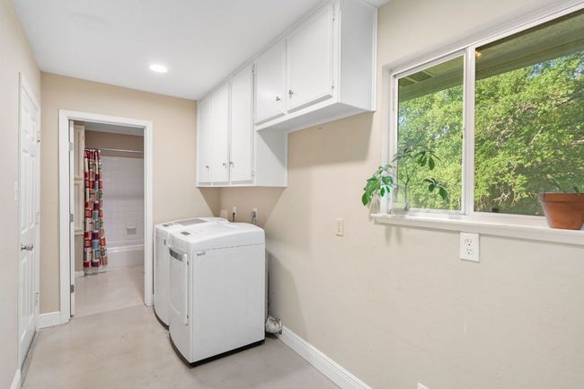 Large laundry room | Image 16