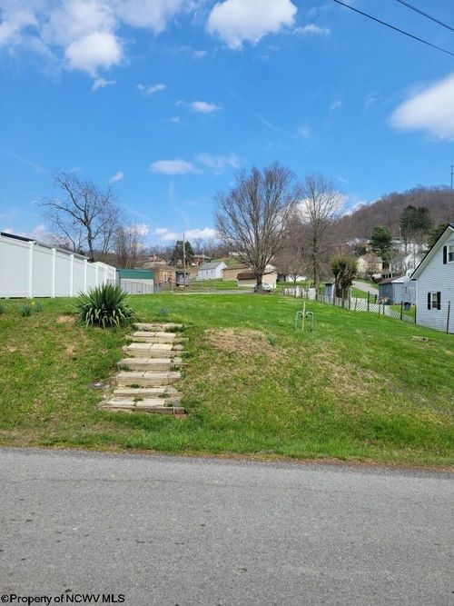 8117 Southern Ave, Stonewood, WV, 26301-8026 | Card Image