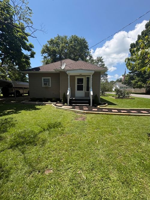709 N Locust St, Sesser, IL, 62884-1333 | Card Image