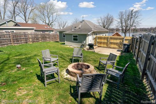 1068 Sunrise Park St, Howell, MI, 48843-8558 | Card Image