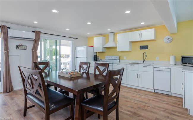 Dining on 1st level | Image 30