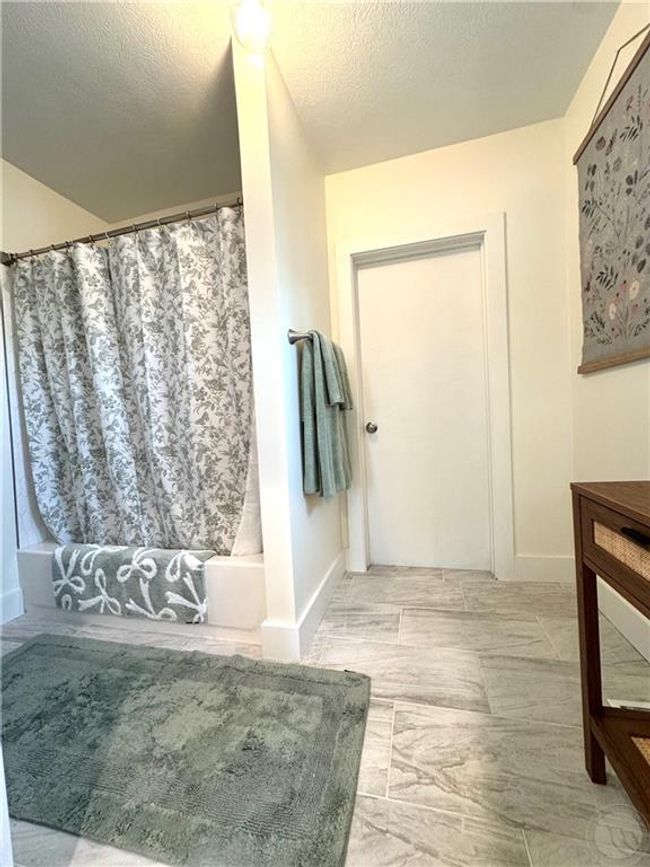 Bathroom | Image 23