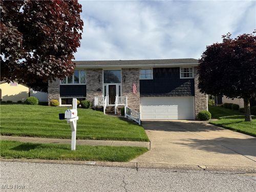 221 Scenery Dr, Weirton, WV, 26062-3044 | Card Image