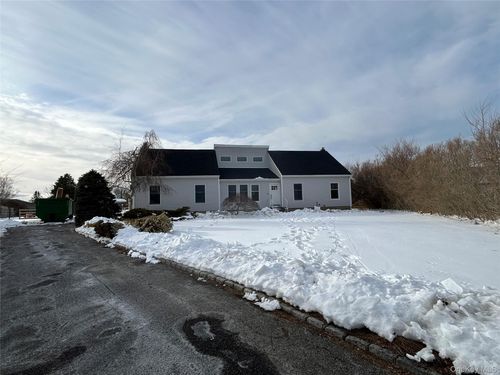 24 Kimberly Ct, Calverton, NY, 11933-1343 | Card Image