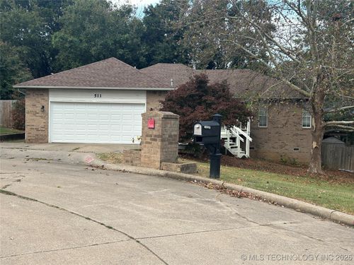 511 Glencoe Cir, Claremore, OK, 74017-4828 | Card Image