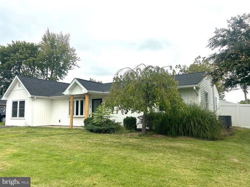 240 Goldenridge Dr, LEVITTOWN, PA, 19057-3417 | Card Image