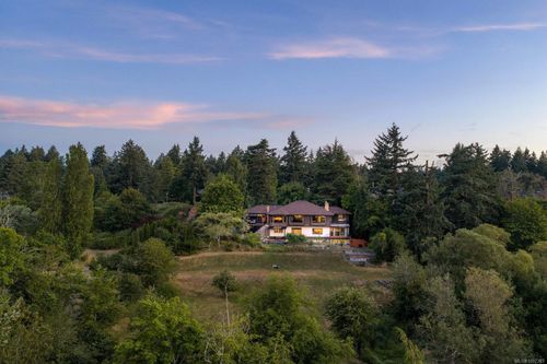 1070 Donwood Dr, Saanich, BC, V8X4G3 | Card Image