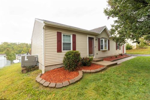 124 Stratford Dr, Bridgeport, WV, 26330-9225 | Card Image