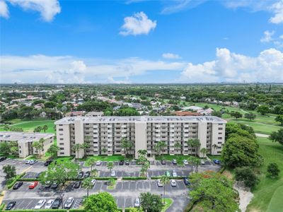 605 - 2430 Deer Creek Country Club Blvd, Condo with 2 bedrooms, 2 bathrooms and null parking in Deerfield Beach FL | Image 3