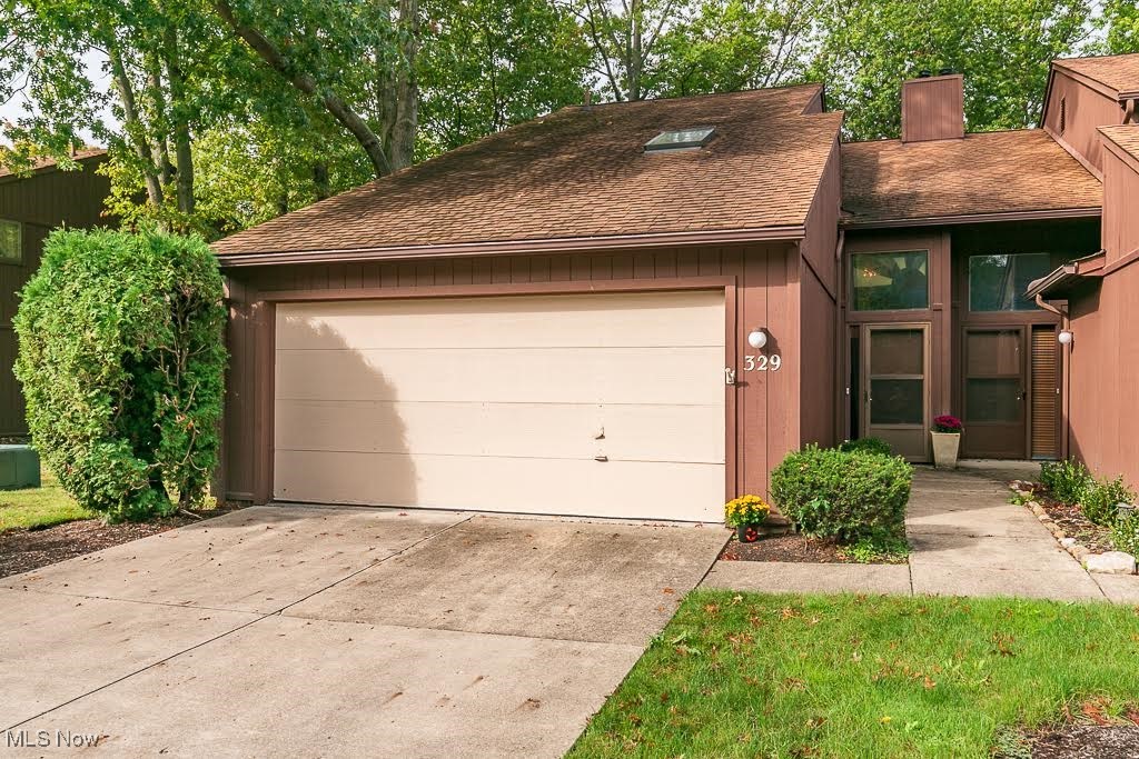 Katey Rose Ln, Cleveland, OH 44143