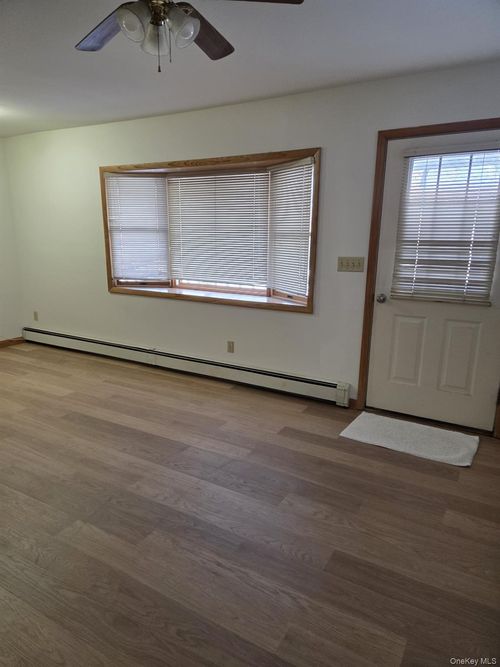 6 Honey Lane W, Brookhaven, NY, 11764 | Card Image