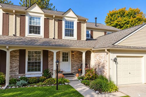 1062 Paint Creek Ln, Rochester Hills, MI, 48306-4242 | Card Image