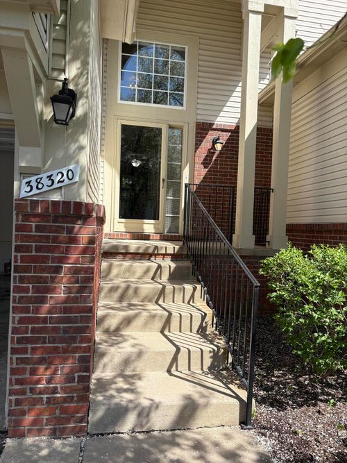 38320 Saratoga Cir, Farmington Hills, MI, 48331-3747 | Card Image