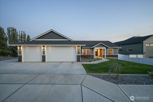 812 N Newport Loop, East Wenatchee, WA, 98802-6106 | Card Image