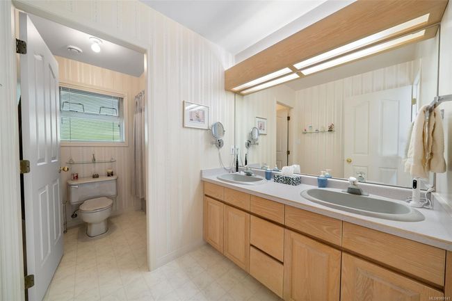 Upper bathroom, main | Image 29