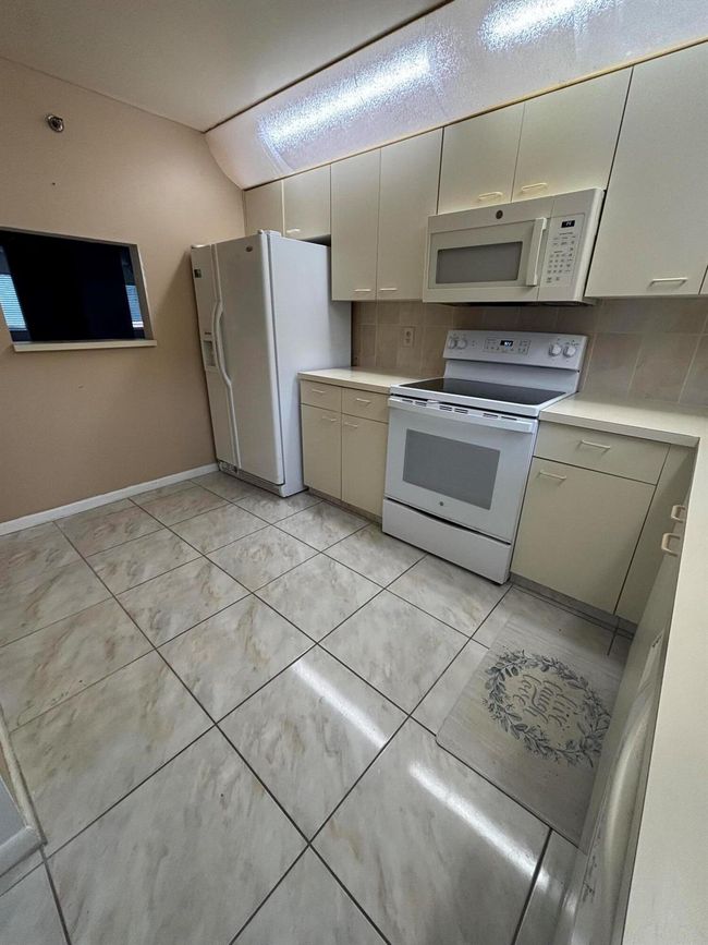 APT-107 - 4820 Lucerne Lakes Blvd W, Condo with 2 bedrooms, 2 bathrooms and null parking in Lake Worth FL | Image 5