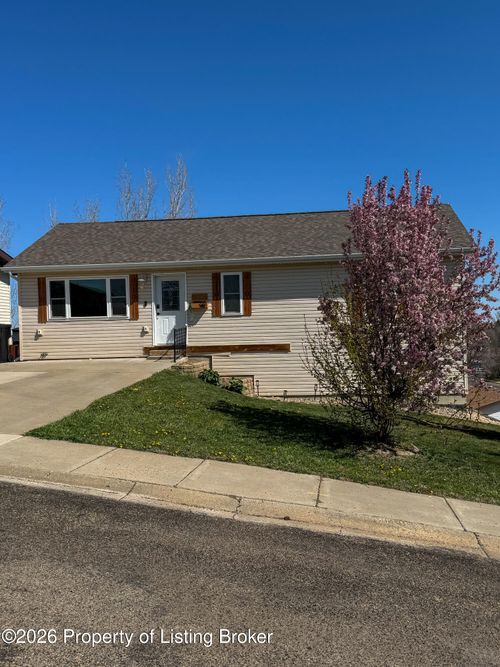 281 7th St E, Dickinson, ND, 58601-4428 | Card Image