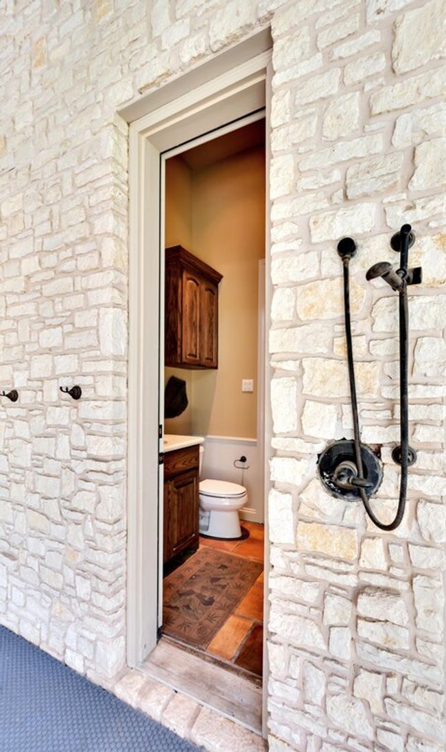 565 Lost Hunters Cyn, House other with 5 bedrooms, 5 bathrooms and 3 parking in China Spring TX | Image 57