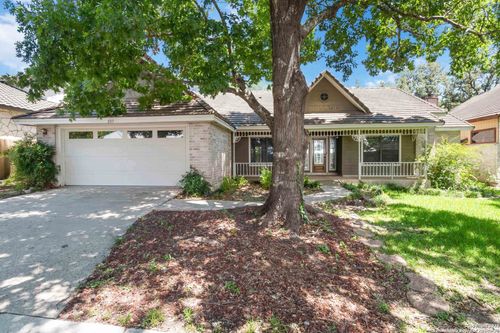 137 Saddle Club Cir, Boerne, TX, 78006-2800 | Card Image