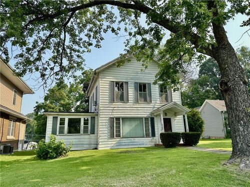 421 W 12th St, Trenton, MO, 64683-1724 | Card Image