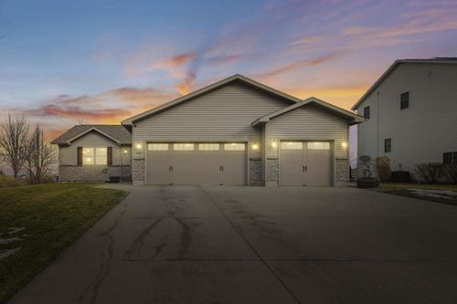 1426 Chadsworth Dr, Sun Prairie, WI, 53590-4468 | Card Image