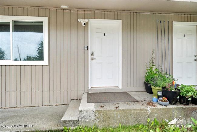 Unit 5 exterior door | Image 40