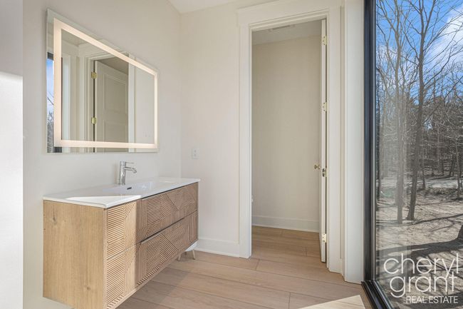 Suite 3-Vanity | Image 78