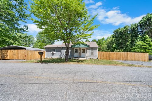 3706 2nd Ave Nw, Hickory, NC, 28601-5560 | Card Image