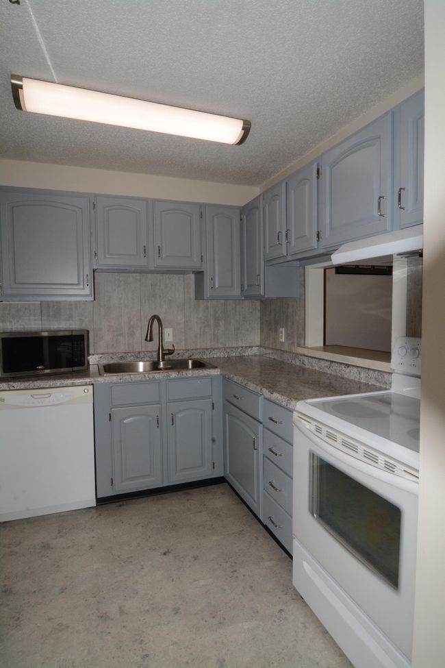 Kitchen. New floor and countertops | Image 10