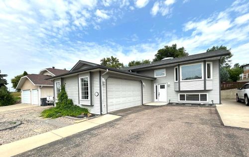 1332 17 St Se, Medicine Hat, AB, T1A2A8 | Card Image