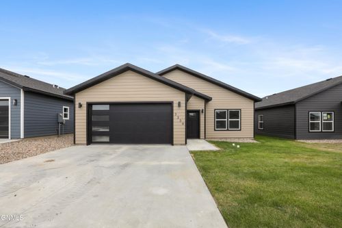 3334 34th Street W, Williston, ND, 58801 | Card Image