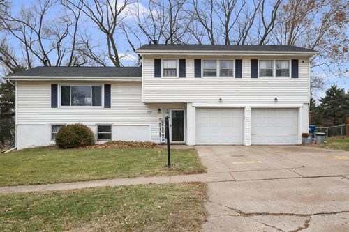 2704 29th St, Bettendorf, IA, 52722-3228 | Card Image