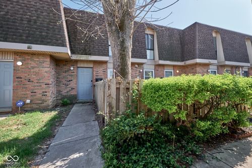 7458 Country Brook Dr, Indianapolis, IN, 46260-3400 | Card Image